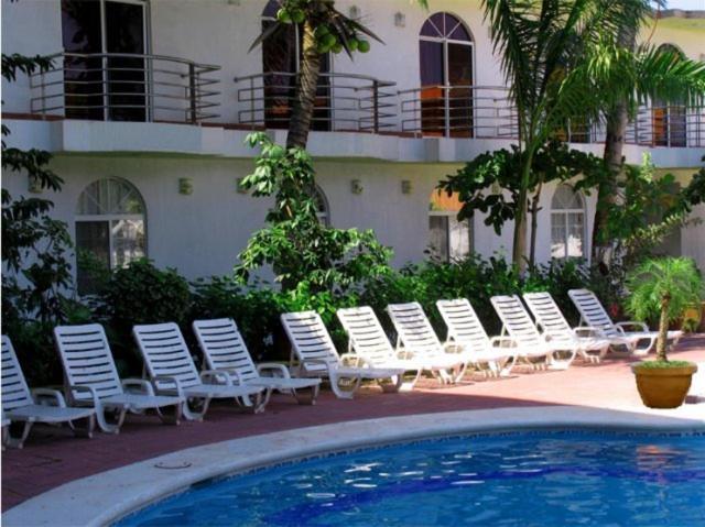 رينكون دي غوايابيتوس Hotel Y Suites Bugambilias المظهر الخارجي الصورة