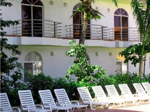 رينكون دي غوايابيتوس Hotel Y Suites Bugambilias المظهر الخارجي الصورة