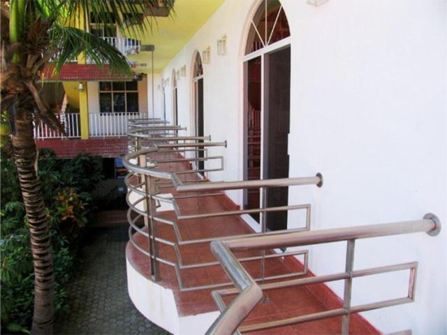 رينكون دي غوايابيتوس Hotel Y Suites Bugambilias المظهر الخارجي الصورة